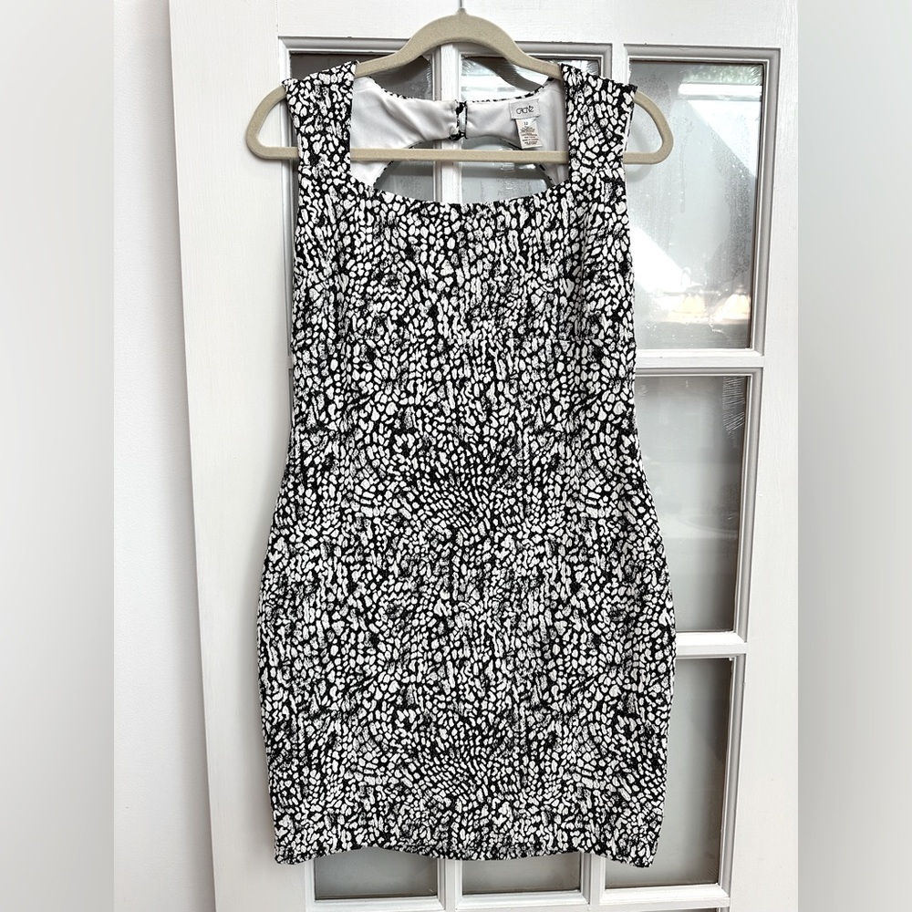 Vintage Cache Black and White Textured Classic Dress Fitted Stretchy Size 12 L